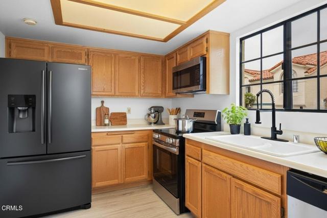 168 Courtyard Drive, Port Hueneme CA: https://media.crmls.org/mediaz/64846213-93f3-438f-bbb8-fdafeee463f7.jpg