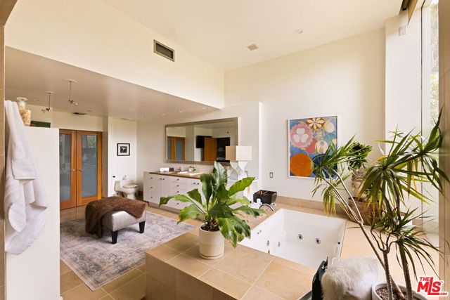 11531 Amanda Drive, Studio City CA: https://media.crmls.org/mediaz/64847ae9-8905-4043-af9d-8eacce7d4310.jpg