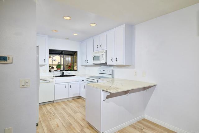 3116 Vista Bonita, Carlsbad CA: https://media.crmls.org/mediaz/64863cad-9175-40e5-b540-b37df57942af.jpg