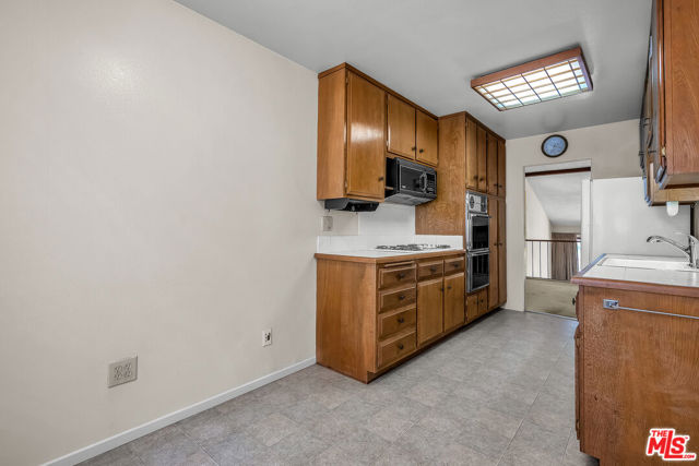 13135 Mindanao Way, Marina del Rey CA: https://media.crmls.org/mediaz/648681d7-47af-42f3-83b2-736cb877ecbb.jpg