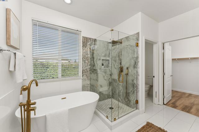 309 Aspen Ct, Roseville CA: https://media.crmls.org/mediaz/6486a063-e4ac-4fd4-8193-d42cfe5dadd5.jpg