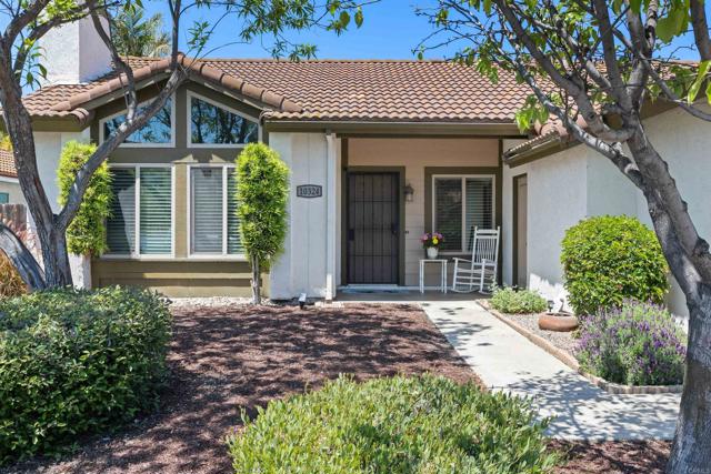 10324 Paseo Palmas Drive, Lakeside CA: https://media.crmls.org/mediaz/64873852-8da5-403e-bc7d-4da10ded3129.jpg