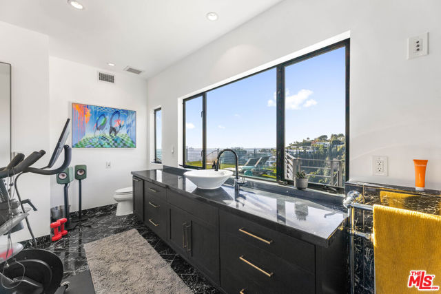 1501 Viewsite Terrace, Los Angeles CA: https://media.crmls.org/mediaz/6487d390-d20b-411e-b16d-5a9fa06f61d1.jpg