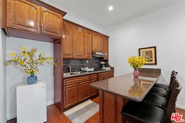 1430 N Dominion Avenue, Pasadena CA: https://media.crmls.org/mediaz/6488aa20-1c1d-4419-97d3-a803b6a9bee4.jpg