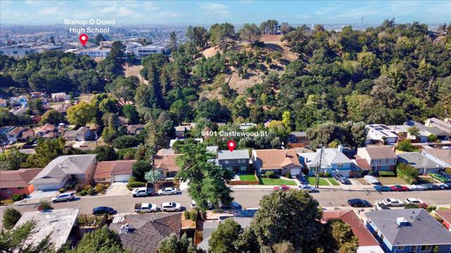 9401 Castlewood Street, Oakland CA: https://media.crmls.org/mediaz/648981d3-636f-4c4e-b57b-0ac581c995a1.jpg