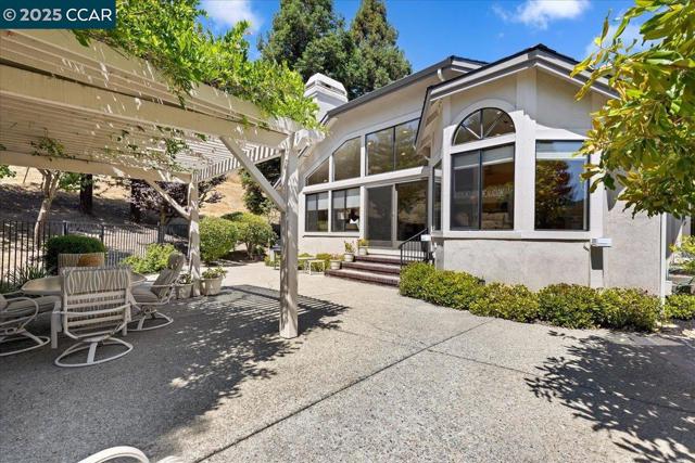 4101 Fox Creek Ct, Danville CA: https://media.crmls.org/mediaz/6489a7c0-38e7-4877-9a86-cae751cfaf5d.jpg