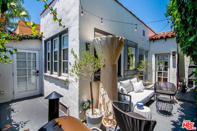 8260 Oakwood Avenue, Los Angeles CA: https://media.crmls.org/mediaz/6489cef6-45aa-4ecd-978a-de407c5fea7b.jpg