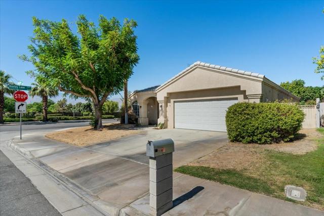 41995 Hemingway Court, Palm Desert CA: https://media.crmls.org/mediaz/648afa02-c216-4e89-8f90-1887ca9ccaae.jpg