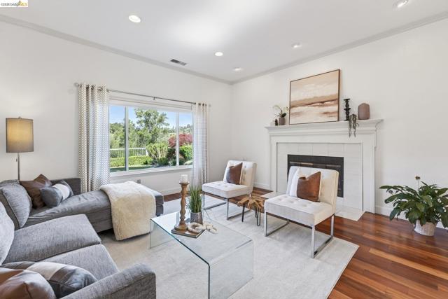 4963 Stoneridge Ct, Oakland CA: https://media.crmls.org/mediaz/648b5233-84ea-48f0-82c8-932ead82fd81.jpg