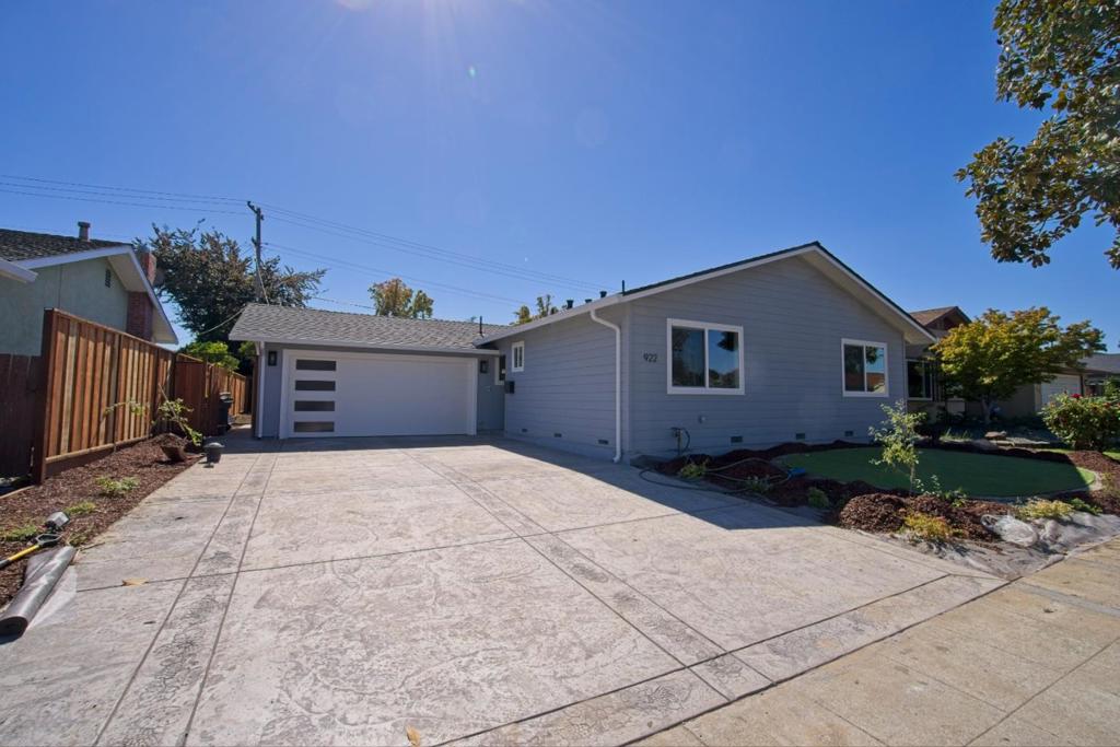 922 Iris Avenue