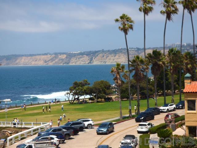 939 Coast Blvd, La Jolla CA: https://media.crmls.org/mediaz/648b9309-6eac-4c1e-9439-6b23f5c0e871.jpg