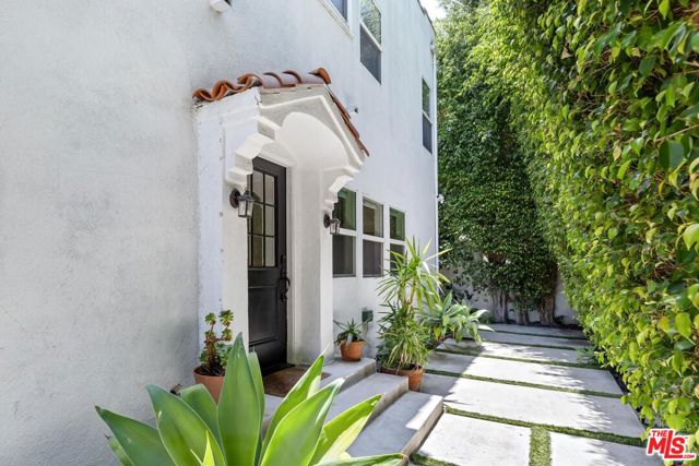 7614 Willoughby Avenue, West Hollywood CA: https://media.crmls.org/mediaz/648ba8d3-1b51-49e9-8e07-5a637a912789.jpg