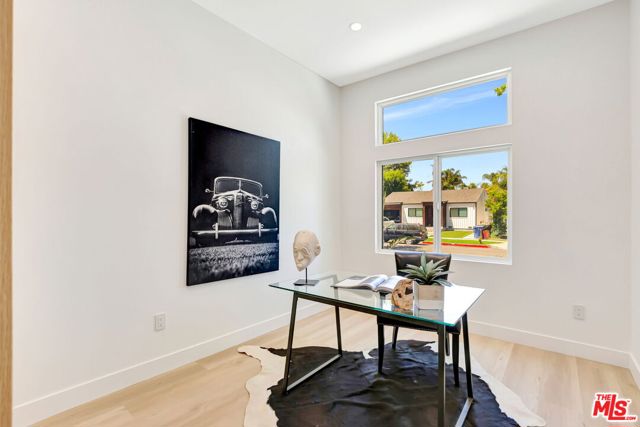 5730 Lasaine Avenue, Encino CA: https://media.crmls.org/mediaz/648bddb9-334e-474e-9a30-79b09b1c6256.jpg