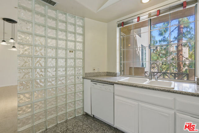 1875 BEVERLY GLEN, Los Angeles CA: https://media.crmls.org/mediaz/648d3097-9506-41d5-bcce-b6e41c5a870d.jpg
