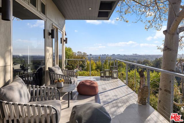 1415 Summitridge Drive, Beverly Hills CA: https://media.crmls.org/mediaz/648d6af5-b123-48df-8b91-fefa48d34dd3.jpg