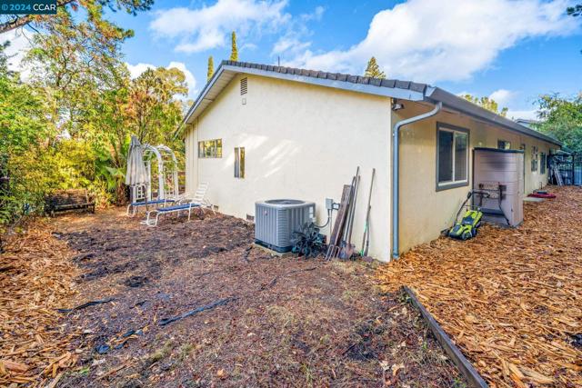 Image 31 of 40 For 11 Greyfell Pl