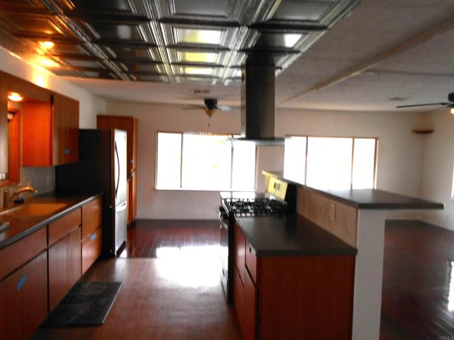 2003 Bayview Hts, San Diego CA: https://media.crmls.org/mediaz/648e412b-72b1-4efb-a949-f615f364c757.jpg