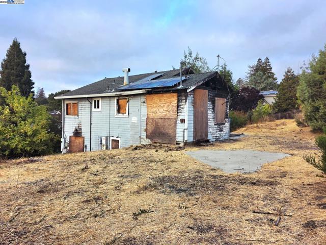 2315 Wayne St, Martinez CA: https://media.crmls.org/mediaz/648e98aa-59dd-489c-9159-25f71d873268.jpg