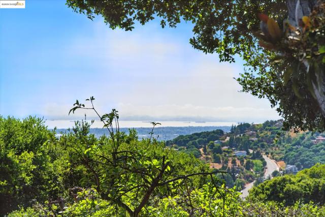 7927 Phaeton Dr, Oakland CA: https://media.crmls.org/mediaz/648fee1f-17ff-4084-bd20-967280d584e3.jpg