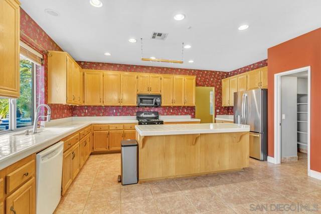 10496 Chaparral Dr, Santee CA: https://media.crmls.org/mediaz/6490a7e5-9f9b-457a-9823-9af518edd6a7.jpg