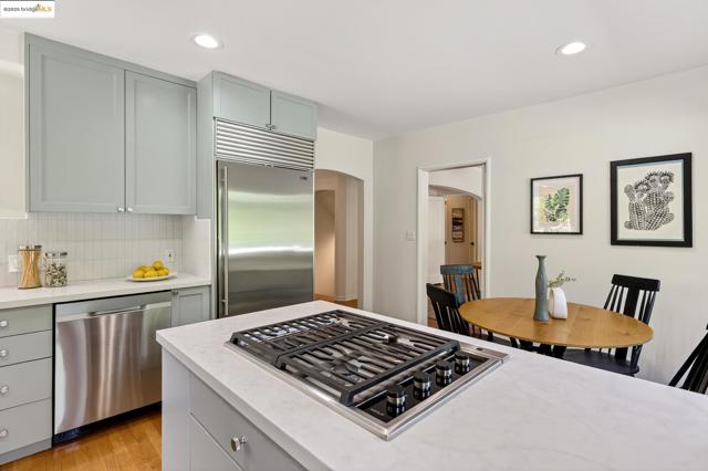 2773 Argyle Street, Oakland CA: https://media.crmls.org/mediaz/6490c2c2-86b4-40ba-b7d5-363fea2fd2d1.jpg