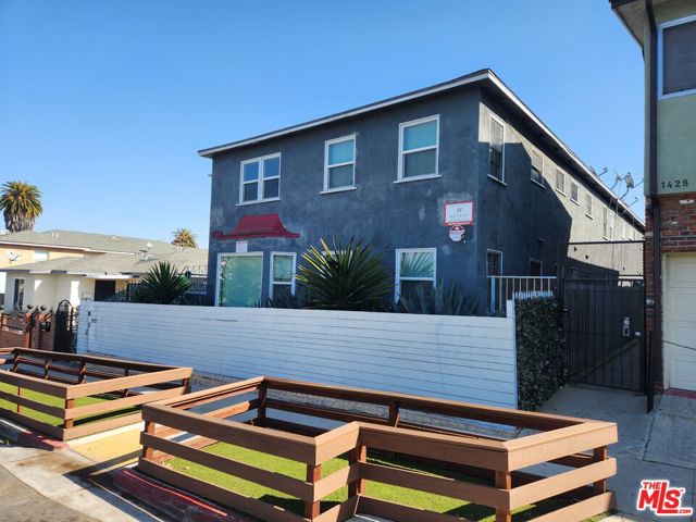 1430 Chestnut Avenue, Long Beach CA: https://media.crmls.org/mediaz/6490e161-5a7d-4f36-b626-163b6cfe2d05.jpg