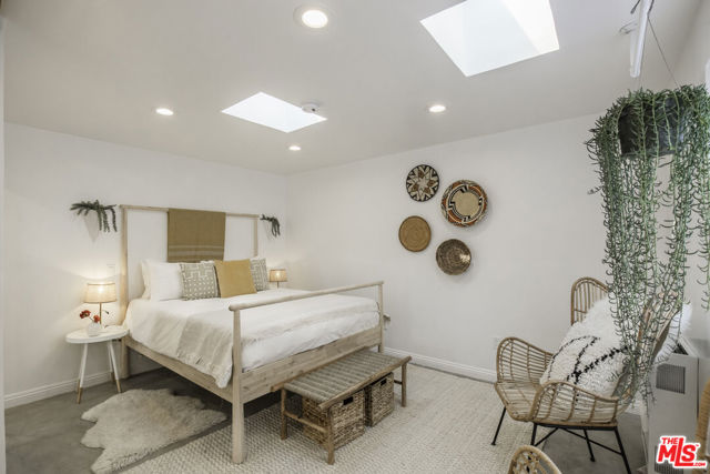 718 Vernon Avenue, Venice CA: https://media.crmls.org/mediaz/64927599-6e8f-4bfc-abb8-d71e7f590c55.jpg