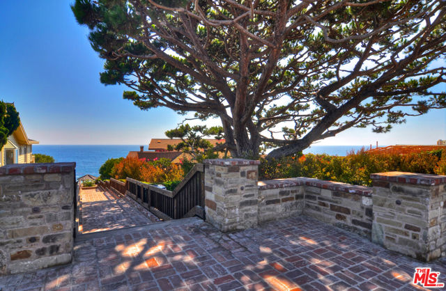 11 S Callecita, Laguna Beach CA: https://media.crmls.org/mediaz/64937957-9e29-4865-90fa-a8ebd4cf2838.jpg