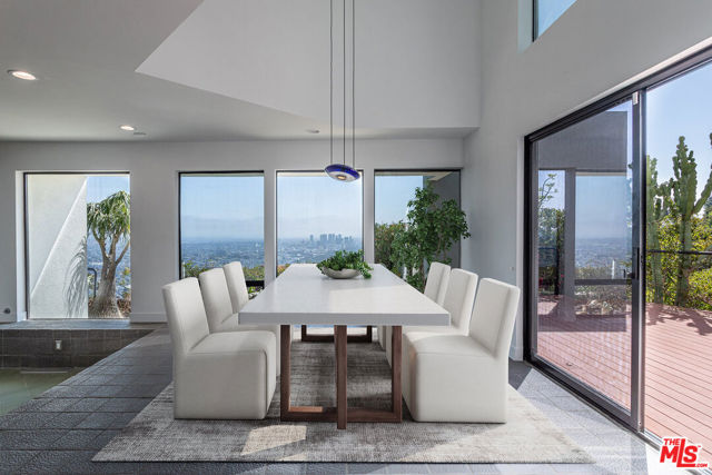 8424 Grand View Drive, Los Angeles CA: https://media.crmls.org/mediaz/6493826b-e6b9-4b64-8171-155129bd62d8.jpg