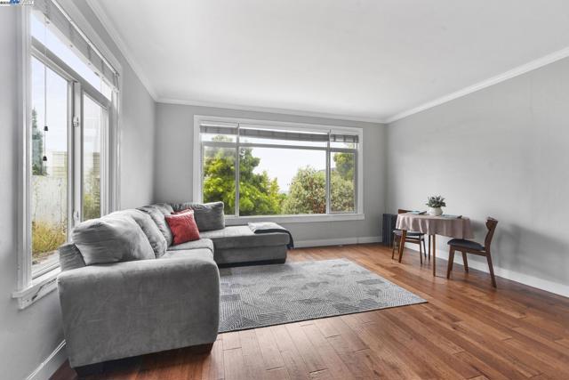 1925 Leavenworth St, San Francisco CA: https://media.crmls.org/mediaz/649450eb-ec51-4cad-a07f-ee53091066f8.jpg