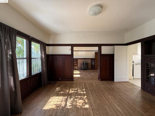 3999 Clarke, Oakland CA: https://media.crmls.org/mediaz/6494724c-4d22-4044-90ba-50539ca6e7ec.jpg