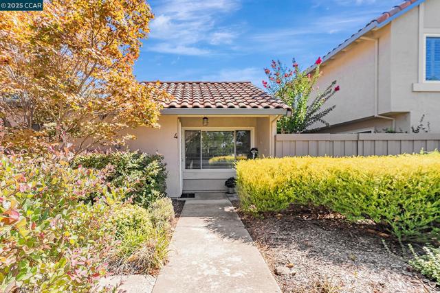 4 Mt Wilson Way, Clayton CA: https://media.crmls.org/mediaz/64949222-65a7-45cb-bbb5-9fe2a0dcc865.jpg