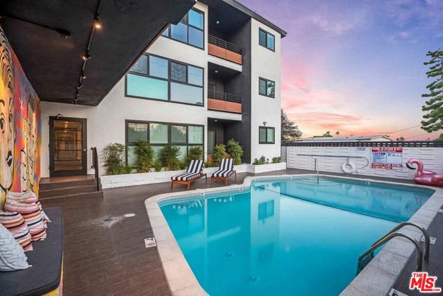 1425 N Crescent Heights Boulevard, West Hollywood CA: https://media.crmls.org/mediaz/64949e9a-71c1-467a-a62b-075b81954369.jpg