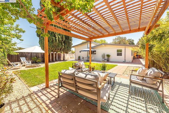 697 Lakewood Dr, Sunnyvale CA: https://media.crmls.org/mediaz/6494addd-610e-45ba-8e4e-b390a8d4c56a.jpg