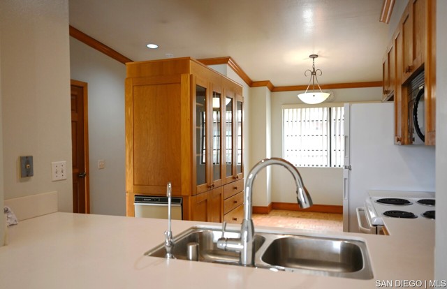 8880 Villa La Jolla DR, La Jolla CA: https://media.crmls.org/mediaz/64952a59-11f1-43ca-a486-e724795c75f4.jpg