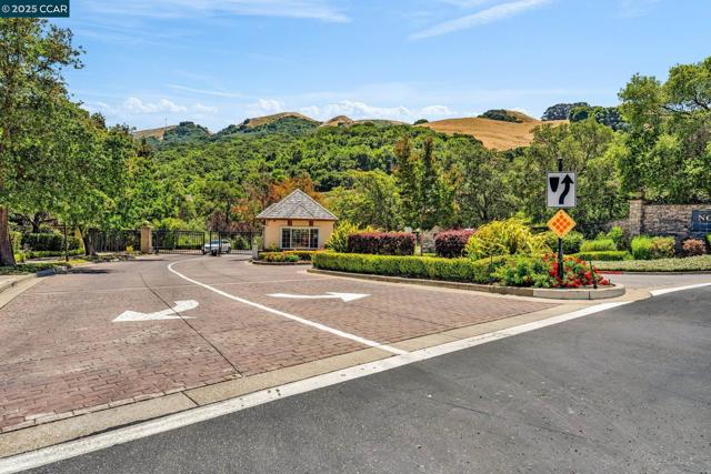 3322 Ashbourne Cir, San Ramon CA: https://media.crmls.org/mediaz/649658d2-0654-412e-890f-a61f81704804.jpg