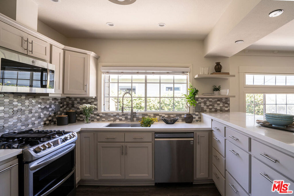 https://media.crmls.org/mediaz/64966745-7bd0-4ac8-bcc8-40e0d3847257.jpg?preset=X-Large