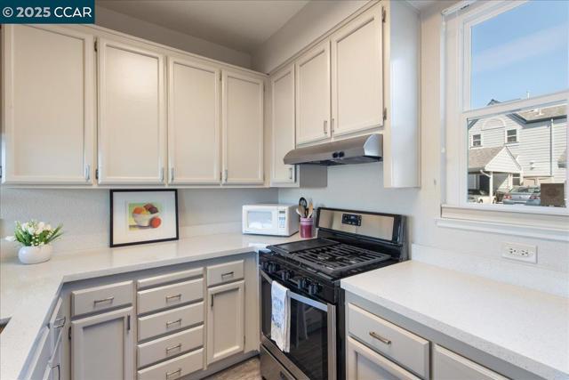 609 Commodore Dr, Richmond CA: https://media.crmls.org/mediaz/64969043-0388-4263-a869-a51d6d4b8cb7.jpg