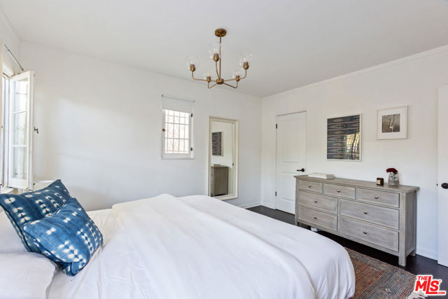 8023 Clinton Street, Los Angeles CA: https://media.crmls.org/mediaz/6497facc-ad5b-42a9-8f83-97a9918703ab.jpg
