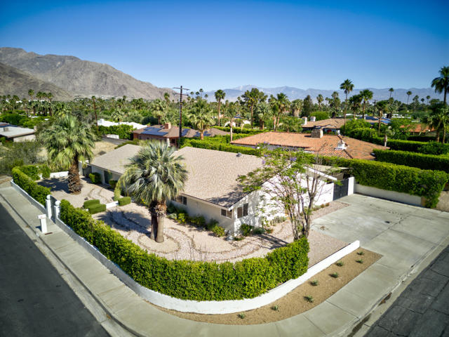 1190 E Buena Vista Drive, Palm Springs CA: https://media.crmls.org/mediaz/64982f47-901f-4bad-b318-a4f3576ca7e1.jpg