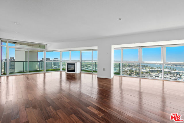 13600 MARINA POINTE Drive, Marina del Rey CA: https://media.crmls.org/mediaz/6498c04d-51b3-4834-a535-1aa4f4c98c53.jpg