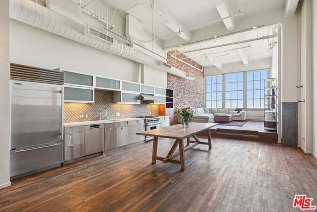 1850 Industrial Street, Los Angeles CA: https://media.crmls.org/mediaz/6499298a-e656-4502-8d82-034c51d0363b.jpg