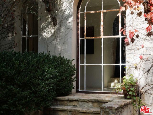 9606 Heather Road, Beverly Hills CA: https://media.crmls.org/mediaz/64999acc-1935-4b6e-95bf-5225b8ed3ea2.jpg