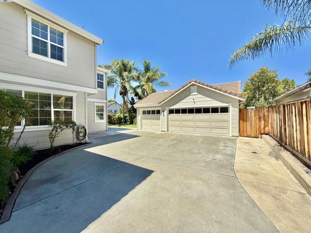 5825 Dresslar Cir, Livermore CA: https://media.crmls.org/mediaz/649b076a-a589-4217-8a9a-78c20b448a10.jpg