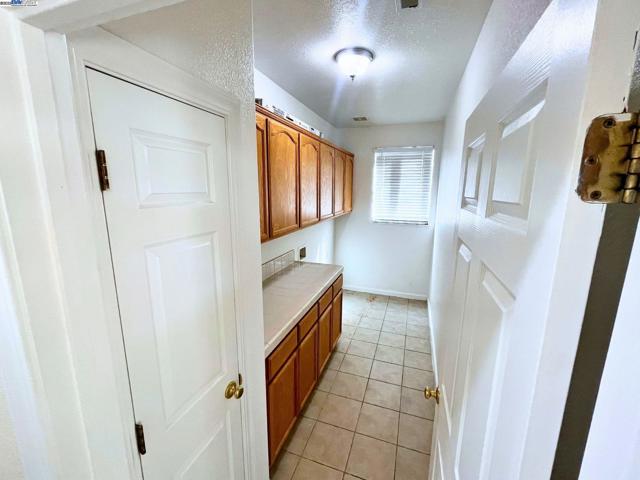 4651 Stern Dr, Merced CA: https://media.crmls.org/mediaz/649b1740-a572-403d-af6b-c7739d4f8800.jpg