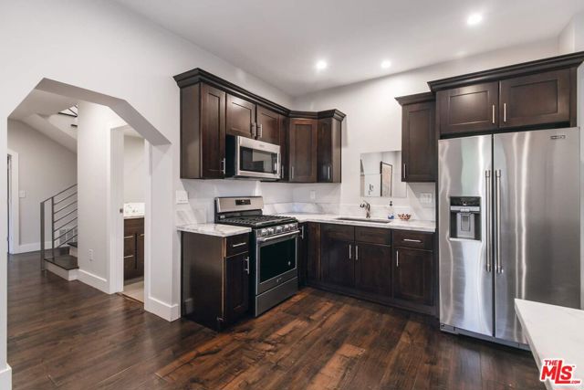 3200 Wrightwood Drive, Studio City CA: https://media.crmls.org/mediaz/649b5106-a97d-4e14-a2a2-038ff7f3d6bc.jpg