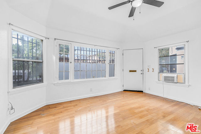 5918 3/4 Willoughby Avenue, Los Angeles CA: https://media.crmls.org/mediaz/649da46c-2972-45b4-89e5-6d86139658e0.jpg
