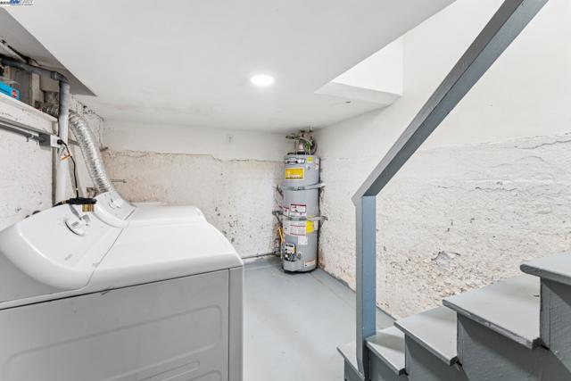 2734 Macarthur Blvd, Oakland CA: https://media.crmls.org/mediaz/649dc515-8ed4-4e32-a1a2-58bac25e2458.jpg