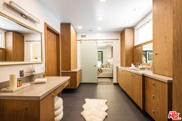 9991 Liebe Drive, Beverly Hills CA: https://media.crmls.org/mediaz/649dcc5f-7970-4019-a163-c32be57c27b3.jpg