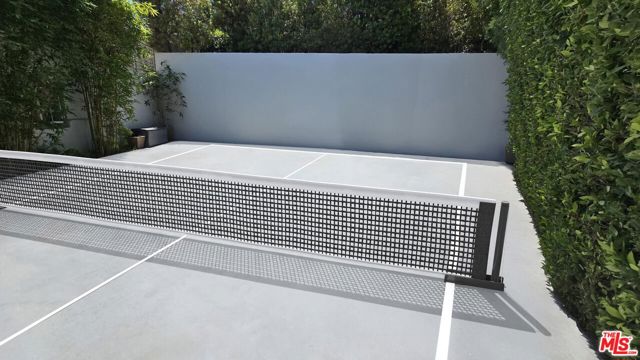 13477 Contour Drive, Sherman Oaks CA: https://media.crmls.org/mediaz/649de0f4-892f-44d7-8bdb-6827ad4189cf.jpg